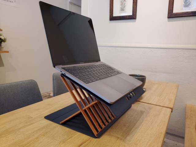 木製PCスタンドとノートPC