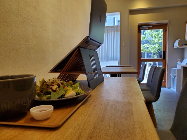 カフェで木製PCスタンドを使ってPC作業