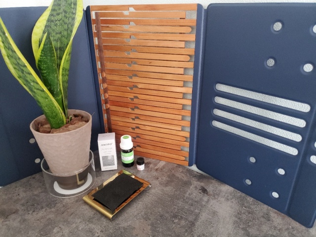 アロマと観葉植物と木製PCスタンドで自然空間