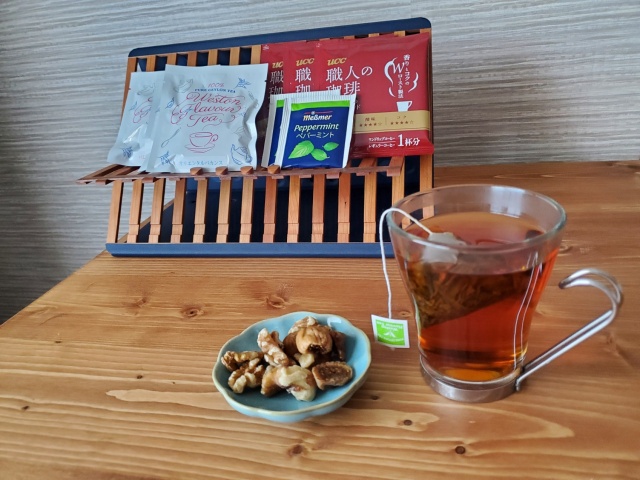 木製PCスタンドをスタンドにしてお茶を飲む