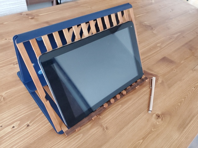 組格子の木製PCスタンドはタブレットも置ける
