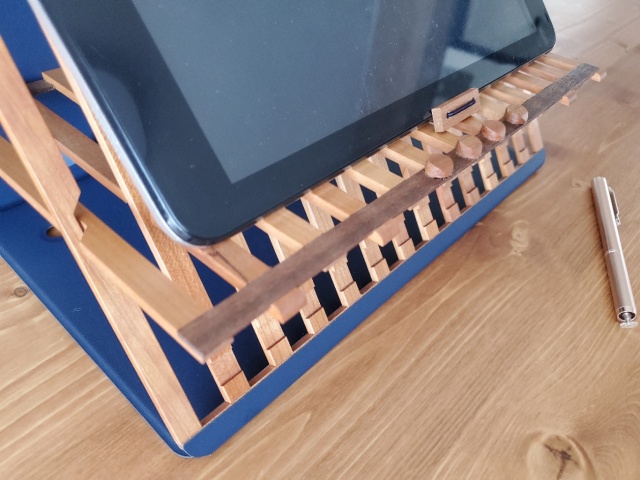 木製PCスタンドにタブレットを設置