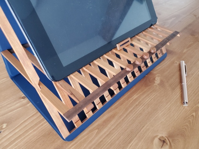 木製PCスタンドにタブレットを設置