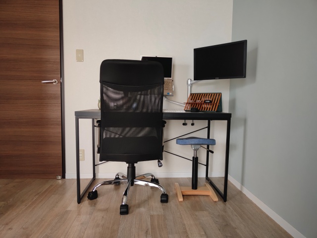 バランスラボの腰痛対策椅子・バランスシナジーとオフィスチェア
