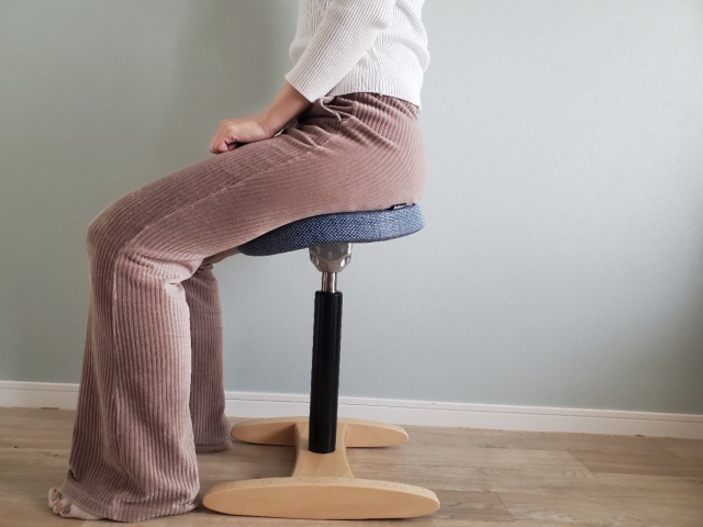 バランスラボの腰痛対策椅子・バランスシナジーに座る女性
