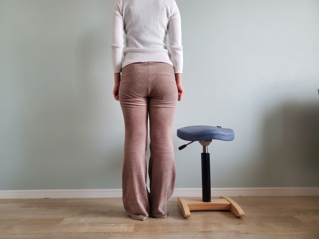 バランスラボの腰痛対策椅子・バランスシナジーと女性
