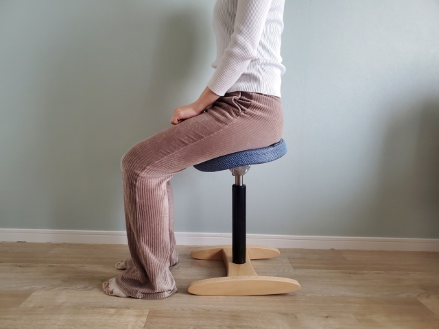 バランスラボの腰痛対策椅子・バランスシナジーに座る女性