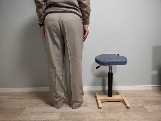 バランスラボの腰痛対策椅子・バランスシナジーと中年男性